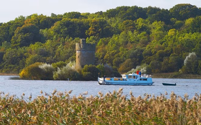  Ngủ trong nhà cổở Bắc Ireland: Căn nhà xây bằngđánằm gần Lisnaskea ở hạt Fermanaghchỉ có những vật dụng cơ bản. Khi không còn mải dán mắt vào màn hình, đầu óc bạn sẽ được thảnh thơi để chiêm ngưỡng và ghi nhớ vẻ đẹp của vịnh và hòn đảo xanh tươi tuyệt đẹp.Ảnh: Rough Guides.