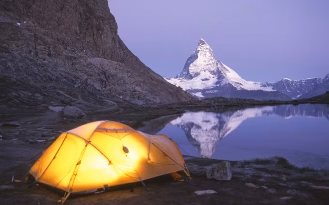  Cắm trại ở vùng hoang dã của Thụy Điển và Na Uy: Ngày nay các khu cắm trại đông khách không thiếu Wi-Fi, nhưng những khu hoang dã, công nghệ chỉ còn là bếp ga và pin AA. Với địa hình đa dạng cùng khung cảnh hùng vĩ, bạn sẽ không ngần ngại thả mình vào thiên nhiên thay vì xem Facebook hàng giờ.Ảnh: Rough Guides.