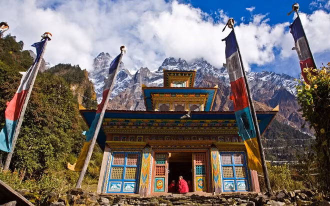  Tìm bình yên ở tu viện Phật giáo, Nepal: Thời đại số hóa quá nhiều thông tin xâm chiếm trí não chúng ta. Hãy tới một tu viện Phật giáo ở Nepal, bạn sẽ được học cách thiền, để tâm trí tĩnh lặng, rèn luyện sự tập trung và nhận thức. Ảnh: Rough Guides.