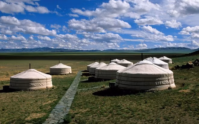  Xa rời thế giới ở Three Camel, Mông Cổ: Tại khu trại này, bạn sẽ được trải nghiệm cuộc sống du mục, tuy có phần dễ chịu hơn. Điểm có Internet gần nhất cách trại hàng trăm cây số, do đó bạn có thể tạmquên chiếc điện thoại thông minh.Ảnh: Rough Guides.