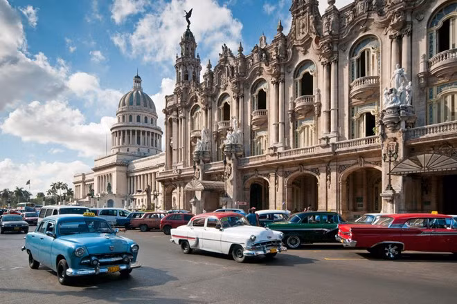  Đi trốn ở Havana, Cuba: Tới Cuba, du khách có cảm giác như trở về thế kỷ trước, với những chiếc xe cổ đi lại trên phố, ít các tiện nghi công nghệ. Bạn sẽ được rời khỏi vòng vây của các thiết bị điện tử, thả hồn tận hưởng sự quyến rũ của thành phố đầy nắng này. Ảnh: Cntraveller.