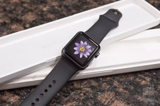  Apple Watch thế hệ 2 Không có thông tin gì về thế hệ Apple Watch tiếp theo, tuy nhiên năm 2016 là thời điểm thích hợp để Apple hoàn thiện đồng hồ thông minh của mình. Trên thực tế, chiếc Apple Watch thế hệ đầu tiên còn tồn tại nhiều khuyết điểm như thời lượng pin kém, hoạt động chậm và các chức năng còn hạn chế. Trong phiên bản mới, Apple có thể sẽ khắc phục các điểm yếu này. Watch OS 2.0 sẽ được cải tiến nhiều để đáp ứng tốt hơn nhu cầu của các tín đồ nhà Táo.