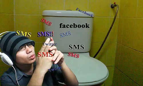 Smartphone trở thành vật bất ly thân, mọi lúc mọi nơi đều sát cánh... thậm chí cả WC.