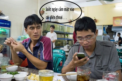 Những người xung quanh nói với bạn rằng: "Suốt ngày cắm mặt vào cái điện thoại".