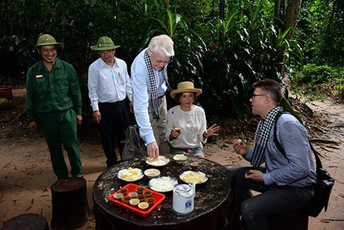 Ông bà Ólafur Ragnar Grímsson thử khoai mì và trà đặc sản địa đạo Củ Chi. Ảnh: Thuận Thắng.