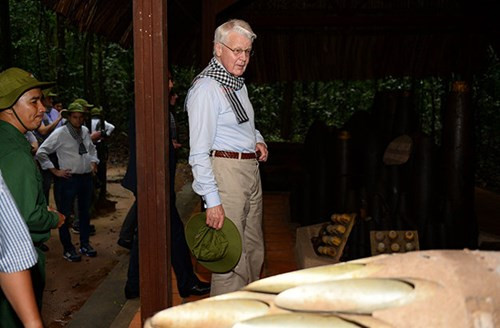 Tổng thống Iceland với vẻ mặt bàng hoàng khi được nhân viên hướng dẫn nói về con số bom mìn rải xuống khu vực địa đạo Củ Chi. Ảnh: Thuận Thắng.