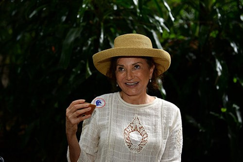 Bà Ólafur Ragnar Grímsson thử trà đặc sản địa đạo Củ Chi. Ảnh: Thuận Thắng.