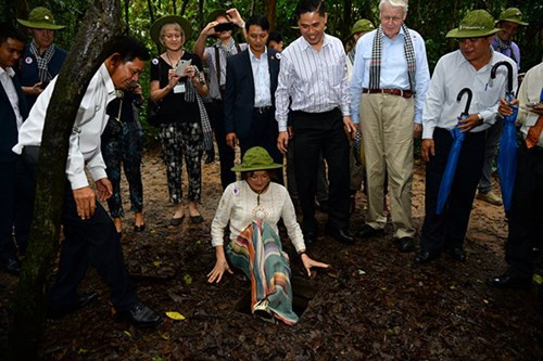 Phu nhân Dorrit Moussaieff nhất quyết yêu cầu phải thử chui địa đạo. Ban đầu hướng dẫn viên hướng dẫn phu nhân chui hầm dành cho du khách nhưng sau đó bà yêu cầu được chui thêm hầm nguyên bản. Ảnh: Bà Morrit Moussaieff chuẩn bị xuống hầm. Ảnh: Thuận Thắng.