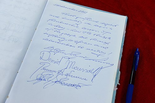 Đoạn viết lưu niệm của Tổng thống Iceland sau khi khám phá địa đạo Củ Chi- Ảnh: Thuận Thắng