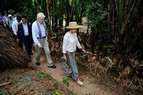 Tổng thống Iceland và phu nhân đã có một buổi chiều khám phá những câu chuyện lịch sử, cảnh sắc, cây cỏ rất Việt Nam. Ảnh: Thuận Thắng.
