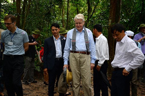 Trong khi đó Tổng thống Iceland đứng giữ giỏ xách và nón cho vợ. Ảnh: Thuận Thắng.