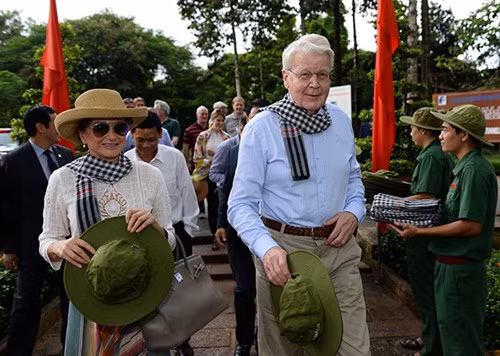 Anh Tong thong Iceland va phu nhan chui ham dia dao Cu Chi