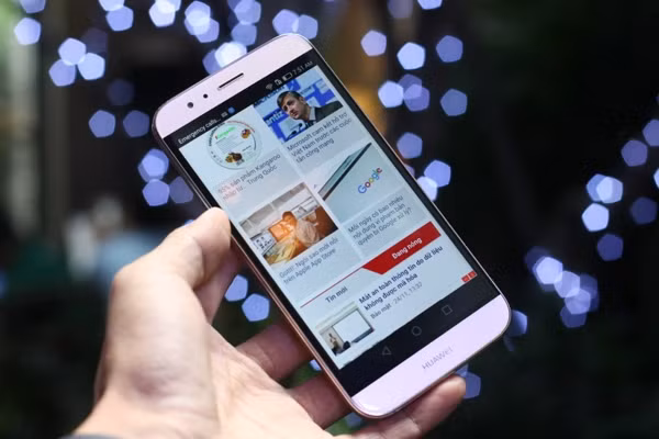  Điện thoại Huawei G7 Plus vừa được ra mắt tháng 10 năm nay trên thị trường quốc tế, và là thế hệ tiếp theo của chiếc G7 ra mắt năm ngoái. Máy nổi bật với thiết kế kim loại nguyên khối, RAM 3GB, cảm biến vân tay và ống kính camera chống rung quang học. Huawei G7 Plus có thiết kế kim loại nguyên khối, các góc được vuốt tròn khá mạnh.