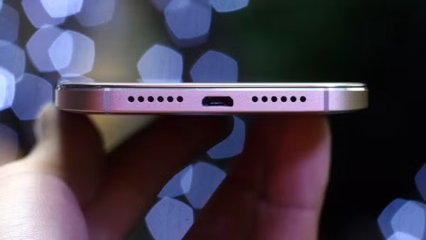 Loa ngoài của máy đặt ở đáy máy.