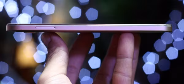 Khe cắm nanoSIM nằm ở hông máy. Huawei G7 Plus có thể dùng cùng lúc hai SIM.