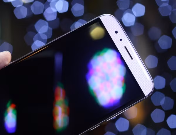 Máy có camera trước độ phân giải 5MP.