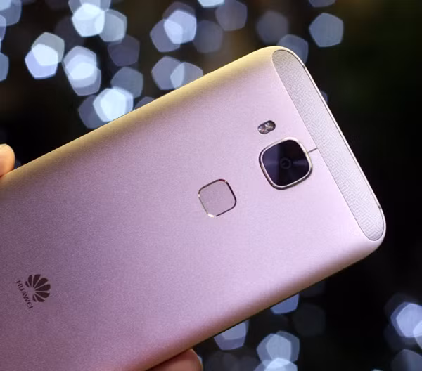 Camera chính của Huawei G7 Plus có độ phân giải 13MP, với khả năng chống rung quang học, hai đèn flash LED cho màu sắc chân thật; và các tính năng như panorama, HDR, nhận diện gương mặt…