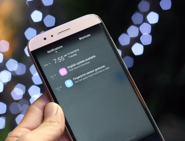 Màn hình thanh thông báo khi vuốt từ cạnh trên màn hình xuống. Huawei G7 Plus có kết nối radio FM, pin dung lượng 3.000mAh. Máy sẽ được bán ra với chỉ một màu vàng gold với giá 8.990.000 đồng, ban đầu được đặt trước độc quyền trên website của FPT Shop, sau đó sẽ được bán ra qua các hệ thống bán lẻ khác.