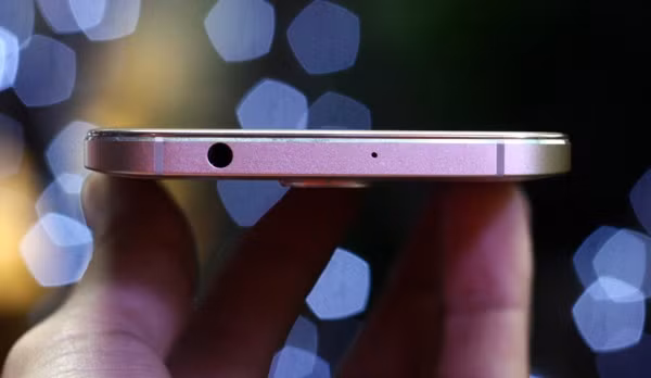 Microphone và giắc tai nghe 3,5mm.