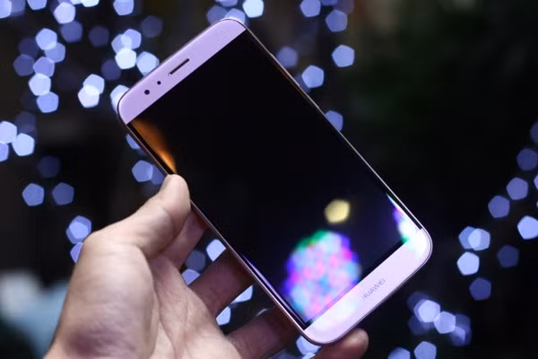 Máy có màn hình 5,5 inch tấm nền IPS, độ phân giải FullHD.