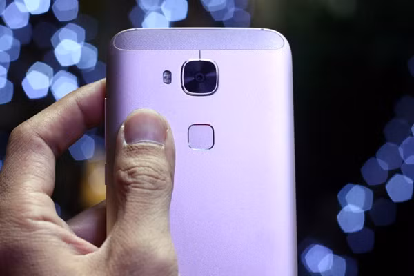 Điểm nhấn của Huawei G7 Plus chính là cảm biến nhận diện vân tay được đặt ngay phía dưới cụm camera chính. Cảm biến vân tay này có thể dùng để mở khóa máy hoặc chụp ảnh selfie.