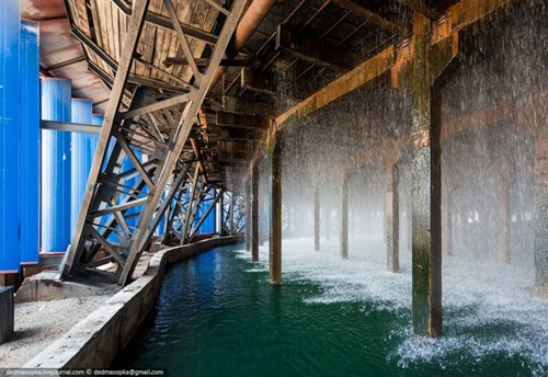 Khi nước càng lạnh, hiệu quả đạt được trong việc làm mát tổng thể và một số đơn vị nhỏ lẻ của nhà máy điệncàng cao. Những dòng thác nước đổ xuống xối xả khiến người xem có cảm giác nơi đây thật hùng vĩ.