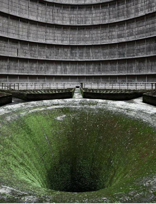 Khung cảnh rêu xanh đã phủ kín nơi những dòng nước chảy qua trong tháp thật đẹp.