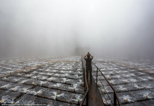 Khung cảnh trong tháp trở nên hấp dẫnvới màn sương mờ ảo của không khí và rất nhiều vòi nước phun nhẹ lên khỏi sàn.
