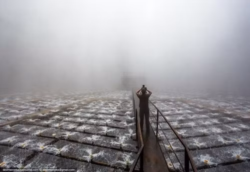 Khung cảnh trong tháp trở nên hấp dẫnvới màn sương mờ ảo của không khí và rất nhiều vòi nước phun nhẹ lên khỏi sàn.