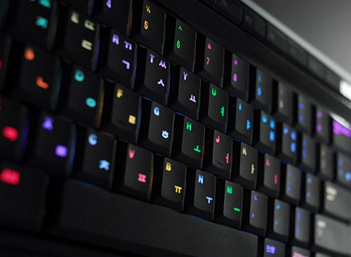  Bàn phím non-Latin cũng có nhiều kiểu sắp xếp khác nhau. Một số kiểu bố trí bàn phím theo bảng chữ cái phi Latin (non-Latin), chẳng hạn như chữ Hy Lạp, Trung Quốc, Hàn Quốc, Nhật Bản,… cũng đều dựa trên cách bố trí của bàn phím QWERTY. Trong đó, các ký hiệu chữ cái được gán với khoảng cách tốt nhất có thể để tạo sự tiện lợi cho người dùng khi gõ các từ trong ngôn ngữ của họ. Điều này giúp tiết kiệm thời gian làm quen gõ phím cho những người đã quen thuộc với bàn phím QWERTY. Tuy nhiên, những bàn phím này cũng có nhiều cách bố trí khá nhau, chẳng hạn như người dùng Hàn Quốc có thể chọn kiểu Dubeolsik hay Sebeolsik, hoặc người dùng tiếng Ả-rập có thể chọn bàn phím theo máy tính Windows hay máy Mac.