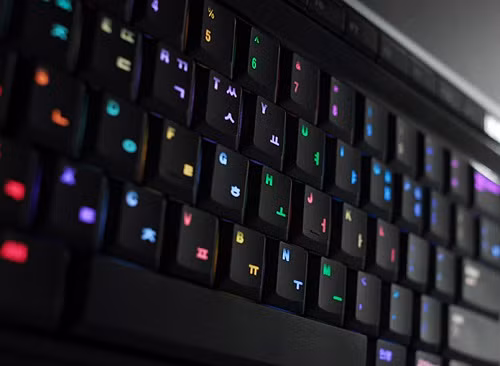  Bàn phím non-Latin cũng có nhiều kiểu sắp xếp khác nhau. Một số kiểu bố trí bàn phím theo bảng chữ cái phi Latin (non-Latin), chẳng hạn như chữ Hy Lạp, Trung Quốc, Hàn Quốc, Nhật Bản,… cũng đều dựa trên cách bố trí của bàn phím QWERTY. Trong đó, các ký hiệu chữ cái được gán với khoảng cách tốt nhất có thể để tạo sự tiện lợi cho người dùng khi gõ các từ trong ngôn ngữ của họ. Điều này giúp tiết kiệm thời gian làm quen gõ phím cho những người đã quen thuộc với bàn phím QWERTY. Tuy nhiên, những bàn phím này cũng có nhiều cách bố trí khá nhau, chẳng hạn như người dùng Hàn Quốc có thể chọn kiểu Dubeolsik hay Sebeolsik, hoặc người dùng tiếng Ả-rập có thể chọn bàn phím theo máy tính Windows hay máy Mac.