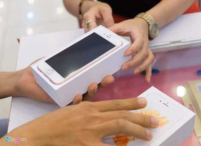 So với bộ đôi iPhone 6, hai mẫu iPhone 6S và 6S Plus mới có thêm bản màu vàng hồng.