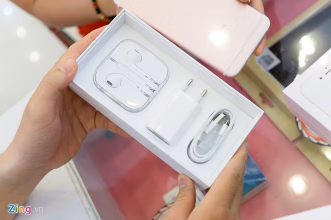 iPhone 6S cũng dùng sạc 2 chân, đầu dẹt.