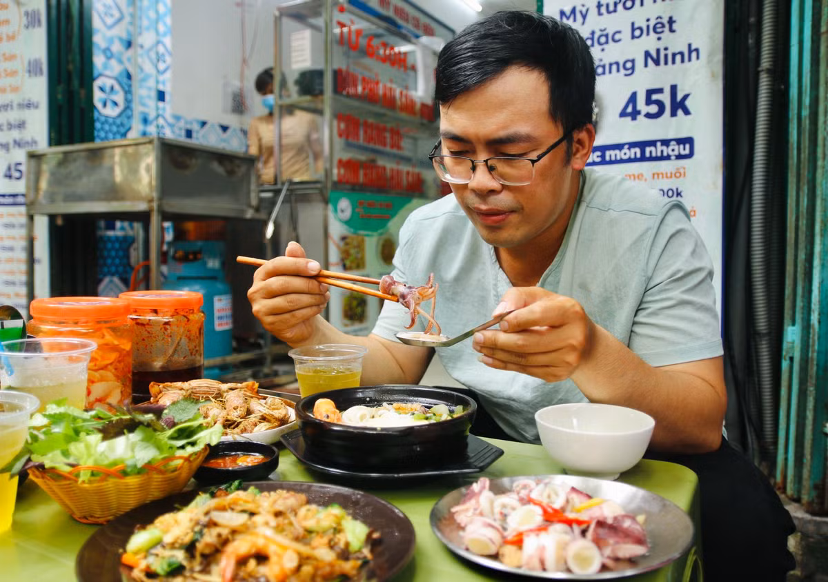 Anh Nguyễn Văn Hiển (Hai Bà Trưng) chia sẻ: “Tôi rất thích sợi mì ở đây. Nó dai, ăn rất lạ. Đặc biệt hải sản ở đây vô cùng tươi, giá lại phải chăng, chắc tôi sẽ còn ủng hộ quán dài dài”.
