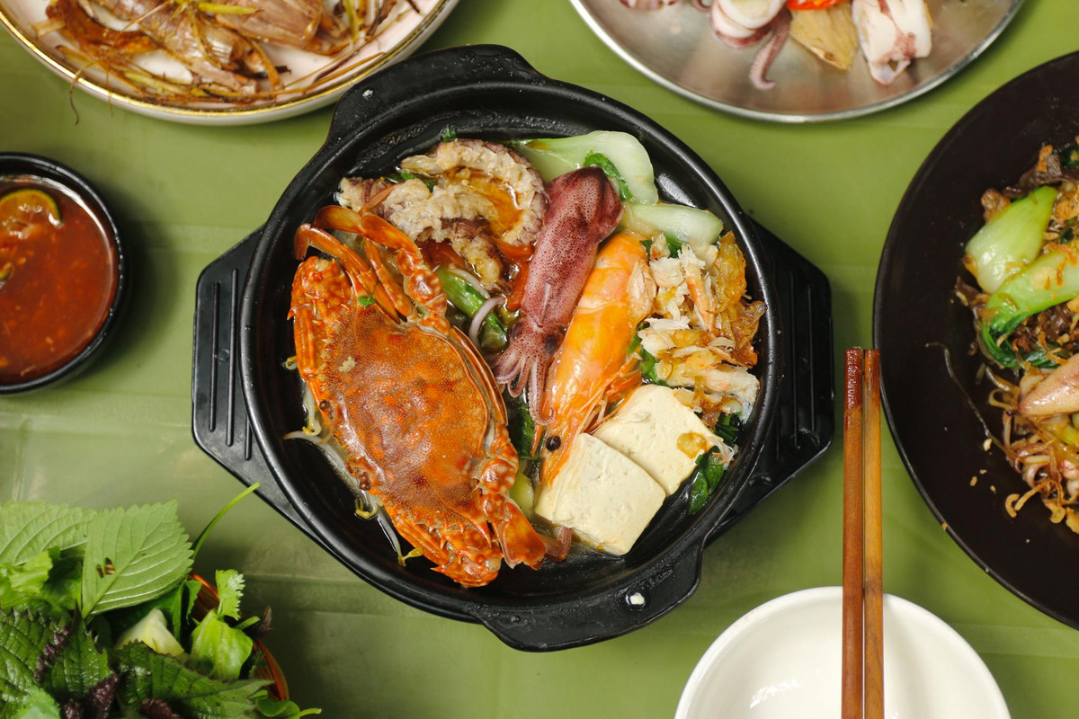 Giá của một niêu mì là 45.000 đồng, nếu thêm cua hoặc ghẹ thì là 80.000 đồng. Ngoài ra, quán còn phục vụ rất nhiều món ăn khác như: bề bề rang muối, mực hấp, bạch tuộc sốt thái... giá dao động từ 40.000 - 150.000/món. Doanh thu của quán ngày thường khoảng 30 triệu đồng, cuối tuần có thể lên đến 50 triệu.