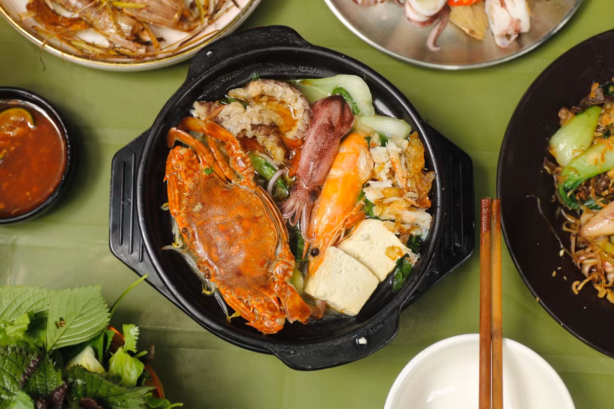 Giá của một niêu mì là 45.000 đồng, nếu thêm cua hoặc ghẹ thì là 80.000 đồng. Ngoài ra, quán còn phục vụ rất nhiều món ăn khác như: bề bề rang muối, mực hấp, bạch tuộc sốt thái... giá dao động từ 40.000 - 150.000/món. Doanh thu của quán ngày thường khoảng 30 triệu đồng, cuối tuần có thể lên đến 50 triệu.