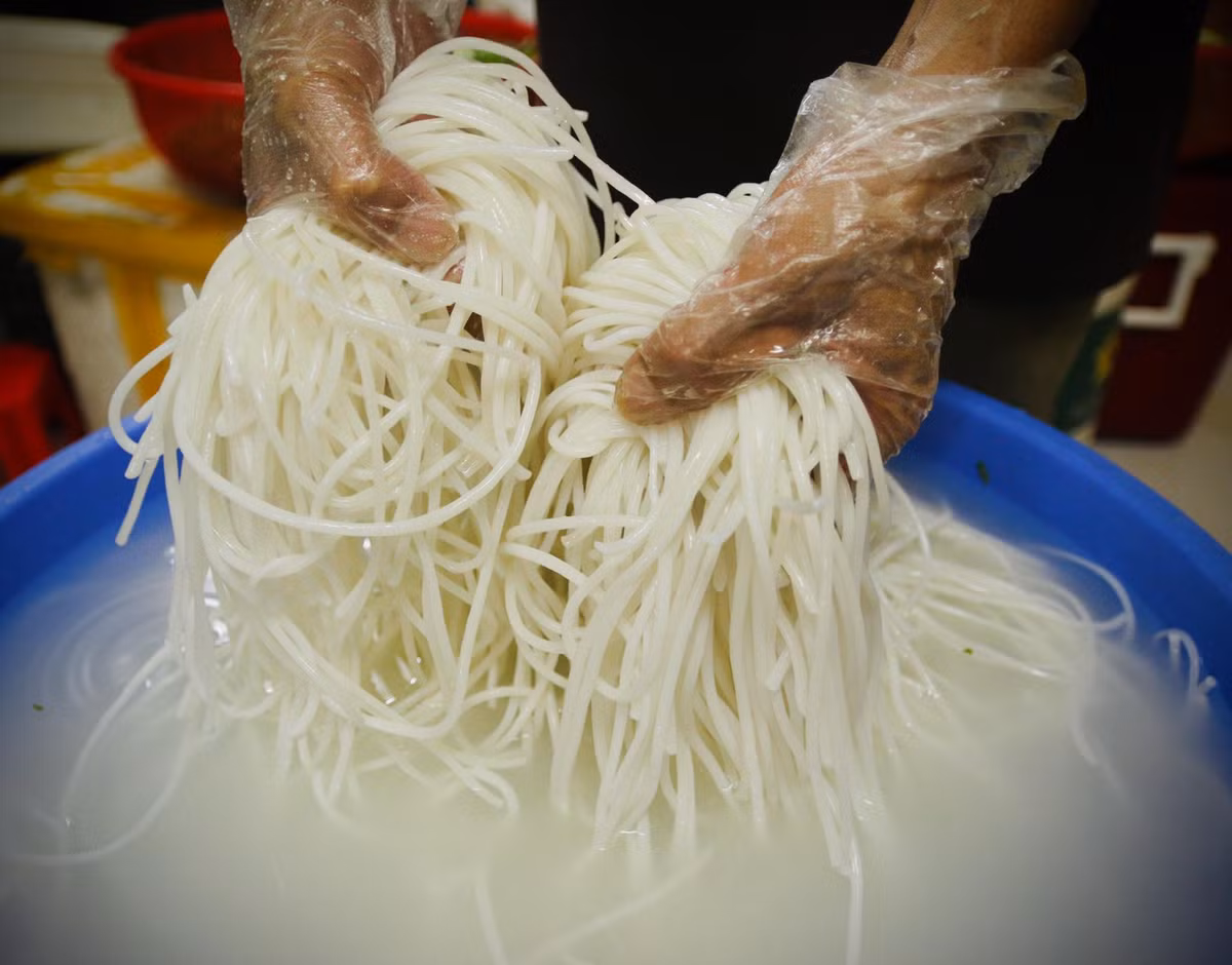 Chị Dung cho biết, gia đình chị có máy làm mì gạo từ thời bao cấp. Nguyên liệu là gạo tám sau khi cán thành sợi sẽ được hấp chín, sấy khô để dễ bảo quản. Khi chế biến, sợi mì vừa giữ được độ dai và thơm ngon vừa không bị nhũn khi nấu ở nhiệt độ cao.