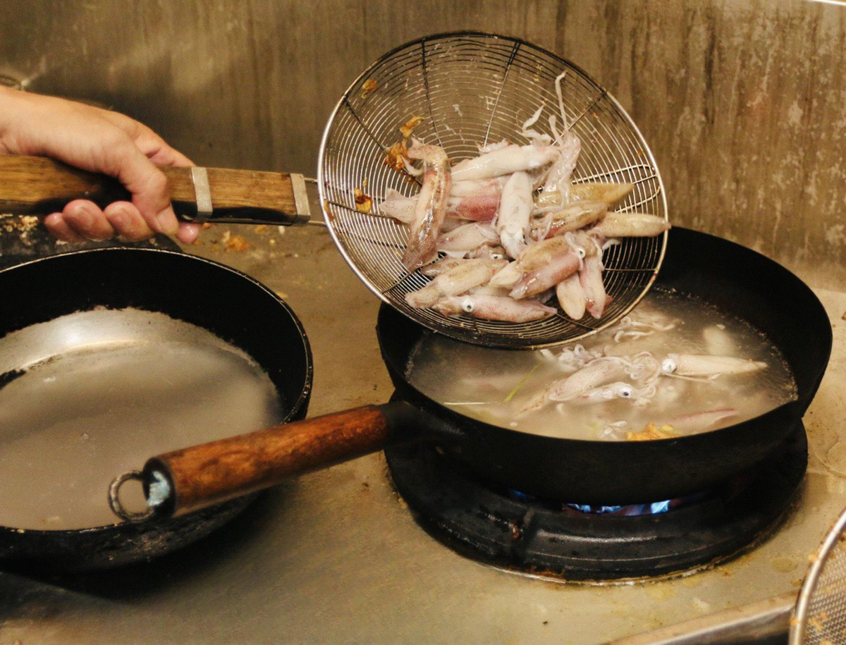 Quê ở Quảng Ninh, chị Dung có nhiều lợi thế trong việc tìm kiếm nguồn hải sản tươi ngon. Ngao tươi, bề bề, tôm, ghẹ được cấp đông từ ngoài đảo, sau đó đóng vào bịch, hút chân không và vận chuyển trong đêm. Đến nơi, hải sản được cho vào tủ cấp đông và bán trong ngày.