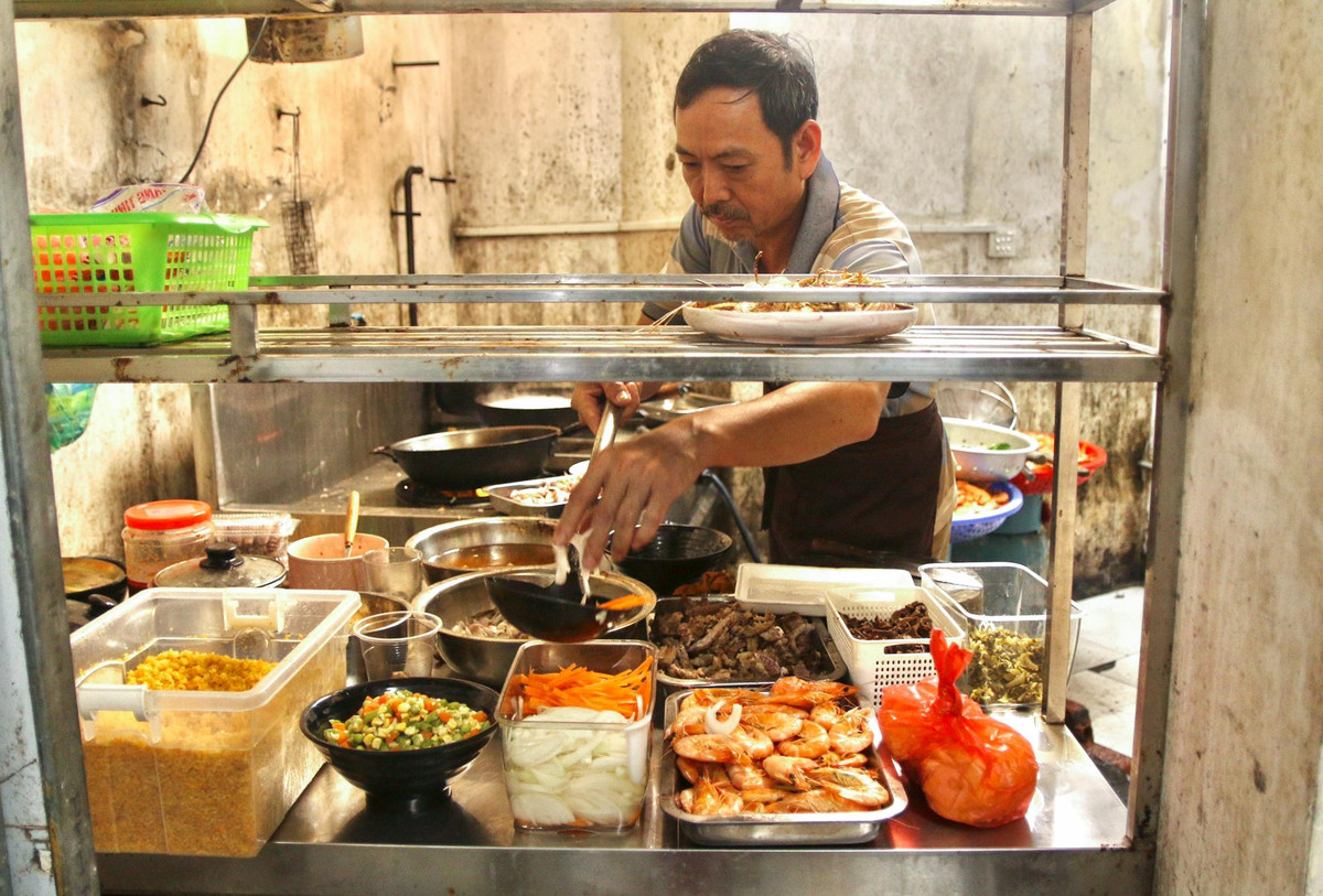 Mỗi ngày, quán mì niêu bán trung bình khoảng trên dưới 2 tạ mì tươi, tương đương 400-500 suất. Những ngày cuối tuần, khách đông thì có thể lên 600-700 suất, 6-7 nhân viên chạy không xuể.