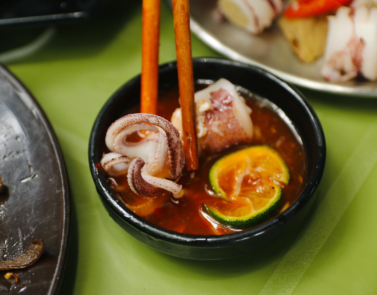 Bên cạnh đó, món ăn còn được phục vụ kèm với loại nước chấm chua ngọt đặc biệt. Chị Hoài Anh (Hoàn Kiếm) cho biết: “Khi ăn món này, tôi thường chấm hải sản với đẫm nước sốt. Bởi khi kết hợp với nhau, chúng tạo ra thứ hương vị rất hấp dẫn”.