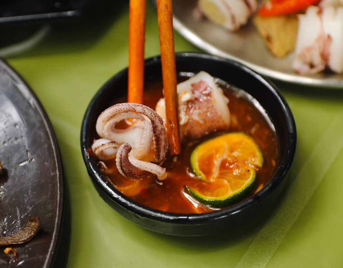Bên cạnh đó, món ăn còn được phục vụ kèm với loại nước chấm chua ngọt đặc biệt. Chị Hoài Anh (Hoàn Kiếm) cho biết: “Khi ăn món này, tôi thường chấm hải sản với đẫm nước sốt. Bởi khi kết hợp với nhau, chúng tạo ra thứ hương vị rất hấp dẫn”.