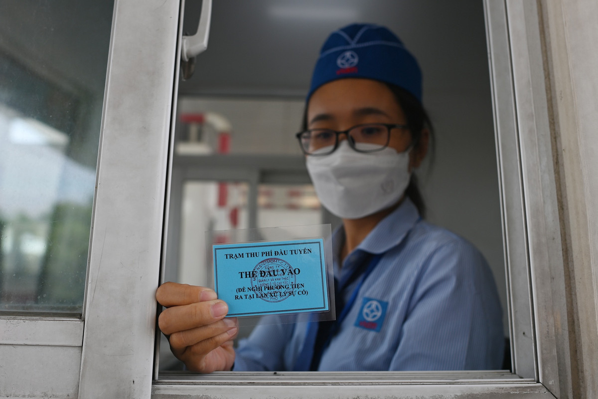 Một trong những lỗi thường gặp nhất đó là lái xe quên nạp tiền vào thẻ. Hoặc tài xế chưa dán thẻ thu phí không dừng thậm chí có trờng hợp tài xế dán 2 loại thẻ thu phí không dừng cùng lúc, khiến thiết bị đọc không nhận dạng đúng được thông tin phương tiện.