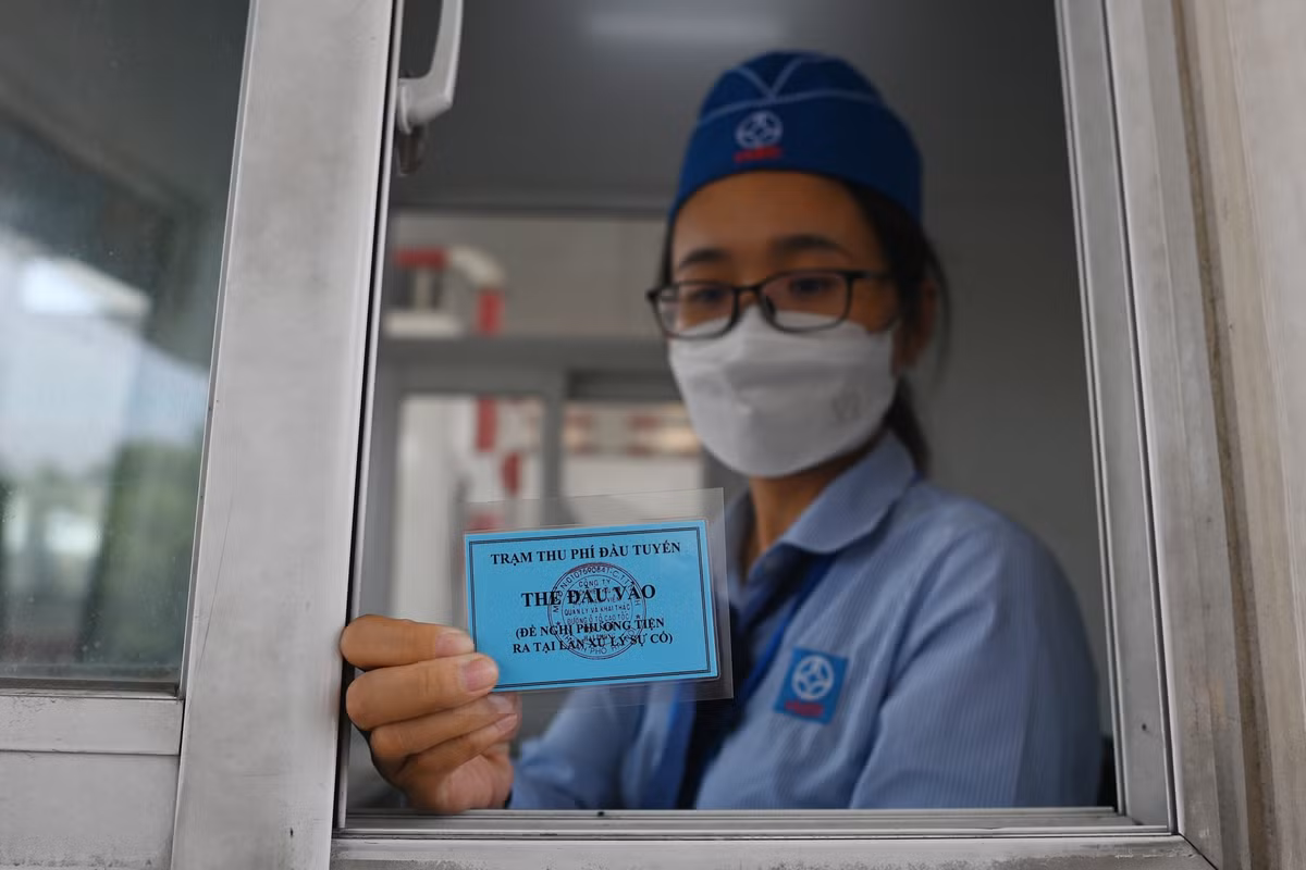 Một trong những lỗi thường gặp nhất đó là lái xe quên nạp tiền vào thẻ. Hoặc tài xế chưa dán thẻ thu phí không dừng thậm chí có trờng hợp tài xế dán 2 loại thẻ thu phí không dừng cùng lúc, khiến thiết bị đọc không nhận dạng đúng được thông tin phương tiện.