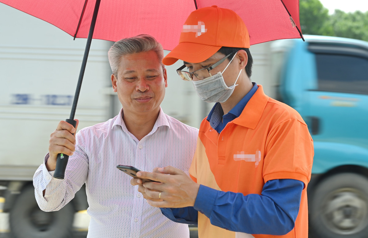 Ông Tú (Phú Thọ) chia sẻ: "Tôi đã sử dụng thẻ thu phí không dừng khi đi trên cao tốc từ nhiều năm nay và đánh giá rất cao công nghệ này bởi nói giúp giao thông được thông suốt hơn. Đôi lúc có xảy ra sự cố khi máy không đọc được thông tin trên thẻ nhưng những trường hợp như thế thường không nhiều và hầu hết được xử lý rất nhanh".