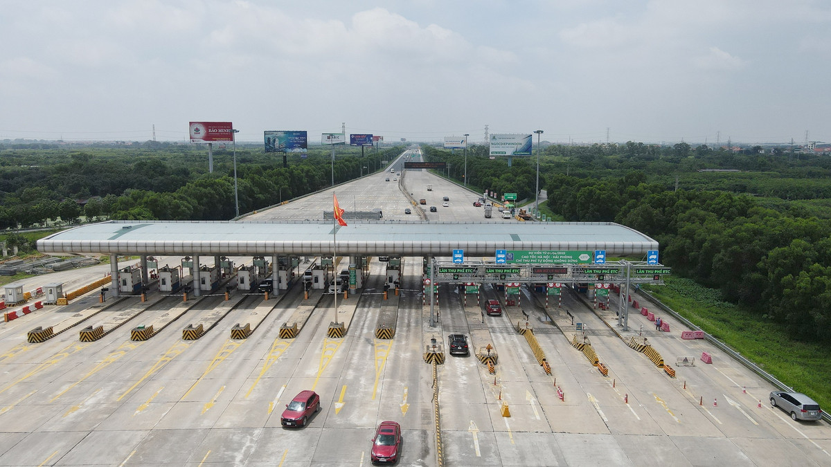 Các phương tiện không dán thẻ ETC, hoặc có dán nhưng tài khoản không đủ để lưu thông, mà cố tình đi vào cao tốc Hà Nội - Hải Phòng từ 1/6 sẽ bị xử phạt vi phạm giao thông. Mức phạt đối với người điều khiển ôtô là từ 2 đến 3 triệu đồng, đồng thời bị tước quyền sử dụng giấy phép lái xe từ 1 đến 3 tháng. Tuy nhiên trong ngày đầu áp dụng, các phương tiện chưa dán thẻ được lực lượng chức năng hướng dẫn và nhắc nhở chứ chưa xử phạt.