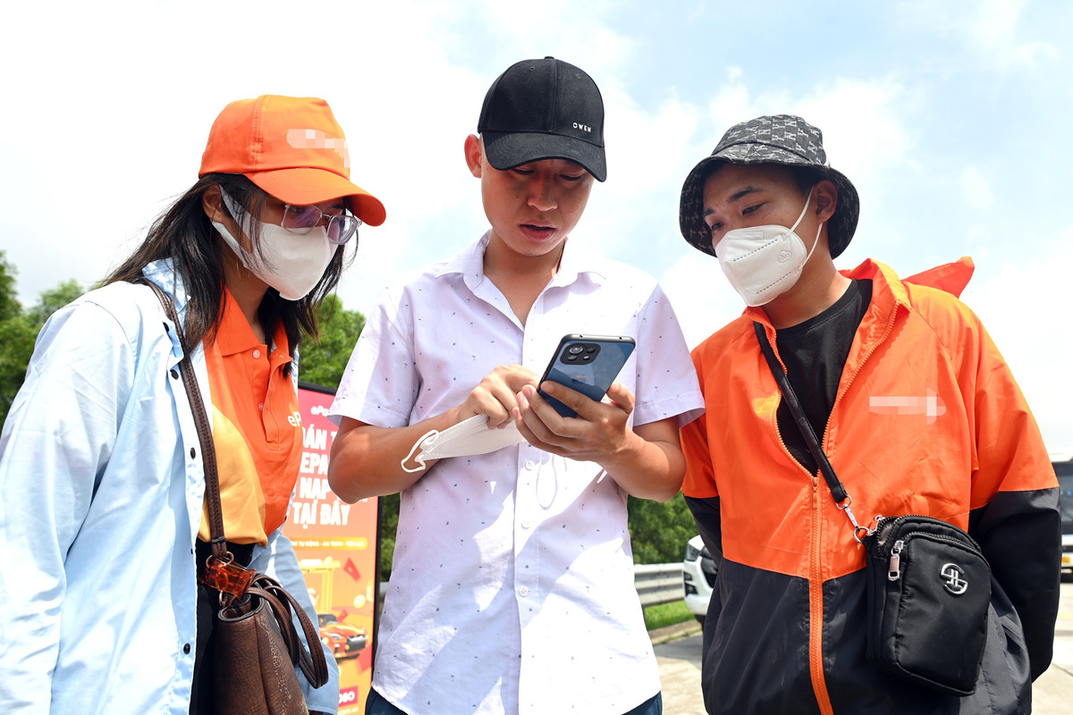 Lần đầu sử dụng thẻ thu phí không dừng để qua trạm, anh Hưng (Điện Biên) cho biết: "Dù đã nghe qua báo đài tuyên truyền nhiều nhưng hôm nay mới là lần đầu tiên sử dụng nên tôi được nhân viên dán thẻ miễn phí và hướng dẫn nạp tiền. Việc đi qua trạm bằng thẻ không dừng trên tuyến cao tốc này cũng nhanh hơn so với đường cao tốc Nội Bài - Lào Cai".