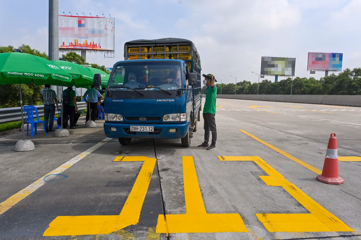 Trong ngày đầu triển khai thu phí không dừng, đơn vị vận hành bố trí 200 nhân viên dán thẻ, phục vụ khách hàng. Ngoài ra, để hỗ trợ khách hàng tối đa, VETC triển khai thêm các điểm dán thẻ lưu động tại các tỉnh lân cận như Hưng Yên, Hải Dương, Hải Phòng, Thái Bình.