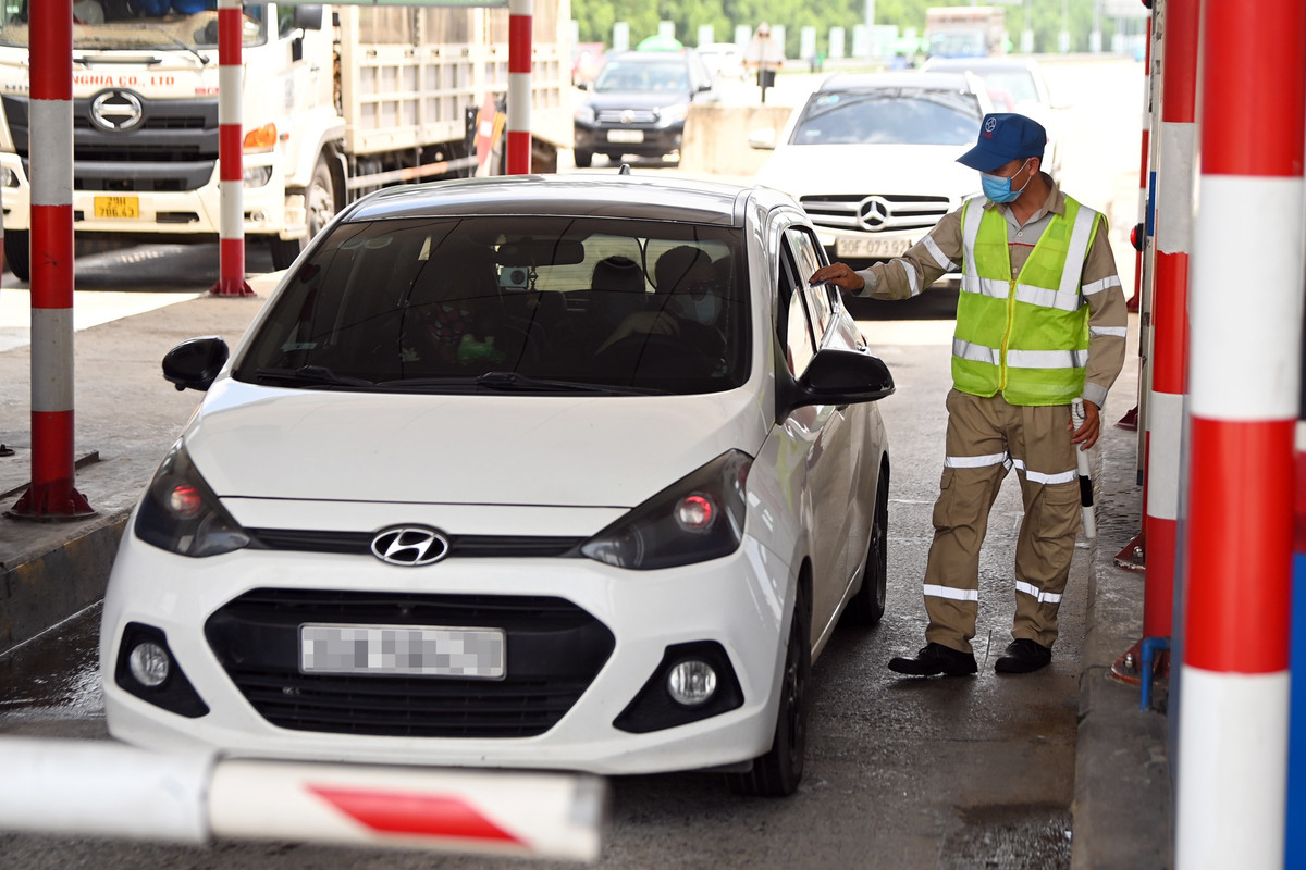 Trong sáng 1/6, tại trạm thu phí cao tốc Hà Nội - Hải Phòng tuy không xảy ra tình trạng ùn tắc nhưng rất nhiều ôtô lưu thông qua trạm gặp phải sự cố liên quan đến thẻ thu phí không dừng.