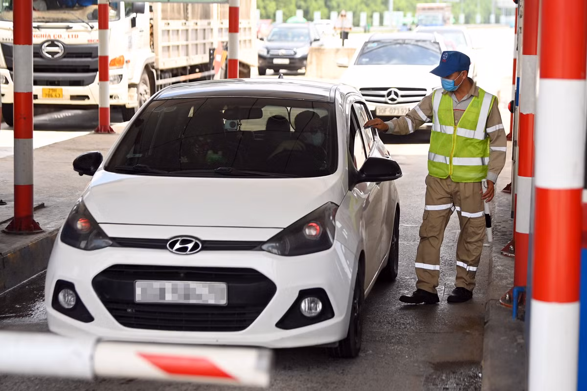 Trong sáng 1/6, tại trạm thu phí cao tốc Hà Nội - Hải Phòng tuy không xảy ra tình trạng ùn tắc nhưng rất nhiều ôtô lưu thông qua trạm gặp phải sự cố liên quan đến thẻ thu phí không dừng.