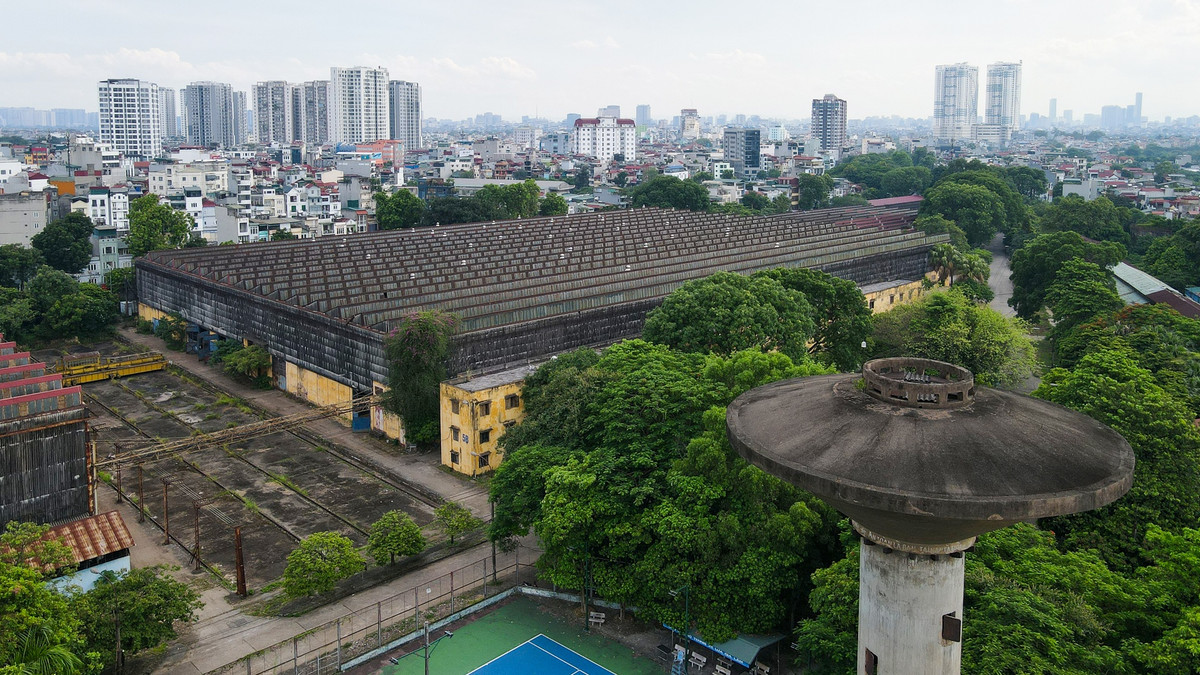 Tại quận Long Biên, nhà máy xe lửa Gia Lâm thuộc Công ty Vận tải Hành khách đường sắt Hà Nội (địa chỉ tại số 551 Nguyễn Văn Cừ) cũng phải di dời. Lô đất hiện là trụ sở Công ty và nhà xưởng sửa chữa toa xe.
